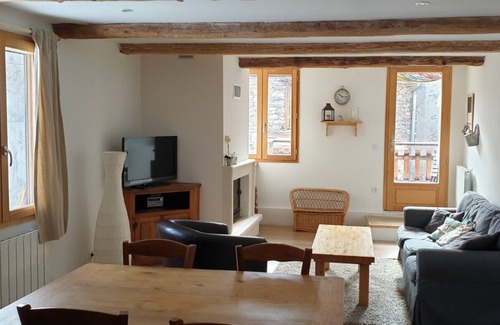 Aiguilles Casa | Detached house in the heart of the village of Aiguilles