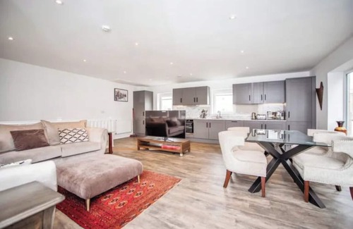 Rochester Casa | Detached House next to Rochester Train Station