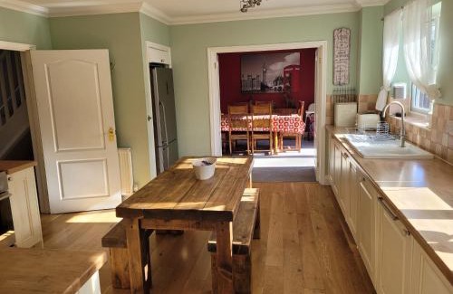 Hockering Casa | Detached luxury 5 bed house, lanscaped garden, fire pit, parking, can sleep families or workers