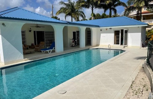 Halcyon Heights Villa | Chalet independiente en la costa oeste con piscina cerca de la playa, restaurantes y tiendas