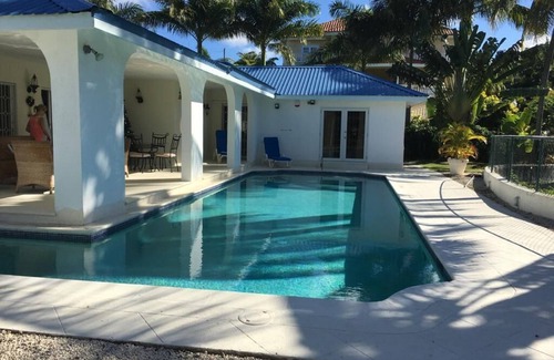 Halcyon Heights Villa | Chalet independiente en la costa oeste con piscina cerca de la playa, restaurantes y tiendas