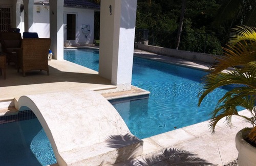 Halcyon Heights Villa | Chalet independiente en la costa oeste con piscina cerca de la playa, restaurantes y tiendas