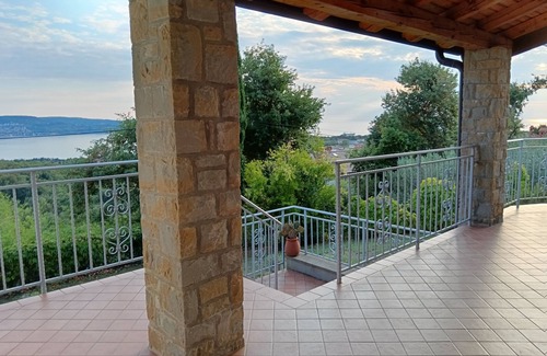 Koper Villa | Relájate en la colina con vistas al mar.