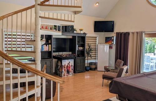 Romulus Casa | Detroit Airport Home - Spacious 5-Bedrooms, Game Room, Fire pit!
