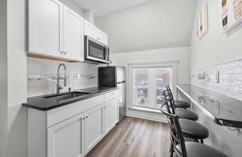 Mexicantown - Southwest Detroit Cabaña | Detroit Getaway: 2-bedroom Apartment for 7 & Wifi