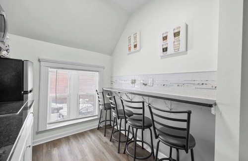 Mexicantown - Southwest Detroit Cabaña | Detroit Getaway: 2-bedroom Apartment for 7 & Wifi