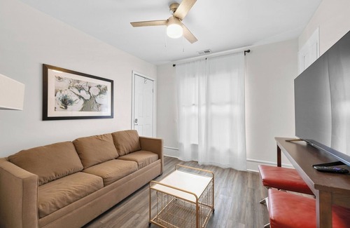 Mexicantown - Southwest Detroit Cabaña | Detroit Getaway: 2-bedroom Apartment for 7 & Wifi