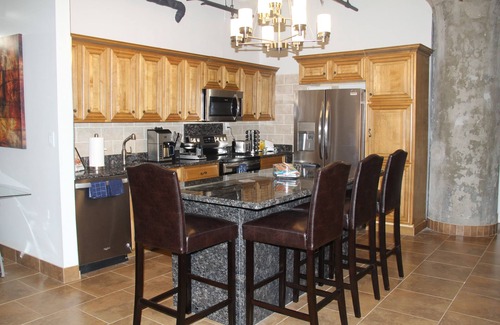 Detroit Condominio | Detroit Luxury King Size Loft W/ A lot of Amenities & Game Room (Near Downtown)