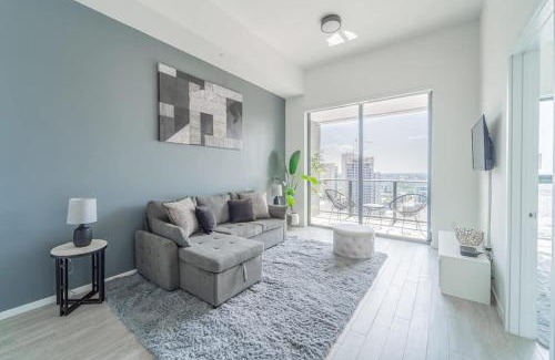 Downtown Miami Apartamento | Devereaux Miami 2 Bedroom, 1 Bedroom, and Studio Condos with Balconies