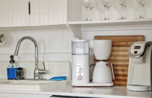 Port Clyde Casa | Dew Drop Cottage 4: Classic Waterfront Cape en el puerto de Maine Coastal Village