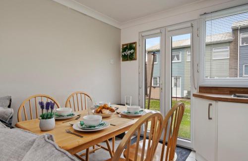 Pembroke Chalet De Esquí | Dewis Da - Short walk from beach parking