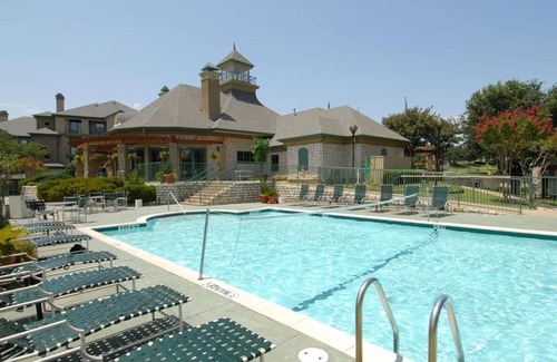 Las Colinas Apartamento | DFW Cozy Corporate Hideout GATED 1 Bed Retreat
