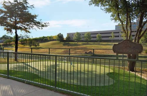Las Colinas Apartamento | DFW Cozy Corporate Hideout GATED 1 Bed Retreat