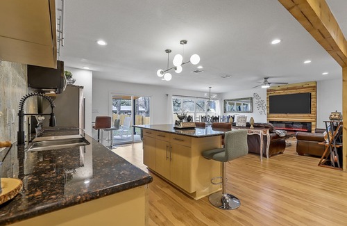 Azle Casa | DFW Modern Farmhouse Getaway Retreat Near Stockyards, Weddings and Lake
