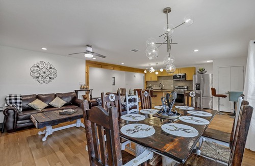 Azle Casa | DFW Modern Farmhouse Getaway Retreat Near Stockyards, Weddings and Lake