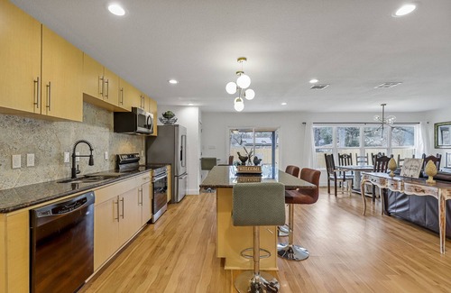 Azle Casa | DFW Modern Farmhouse Getaway Retreat Near Stockyards, Weddings and Lake
