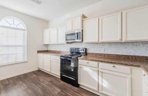 Dallas Apartamento | DFW Oasis! Near Reunion Tower - Great for Groups!