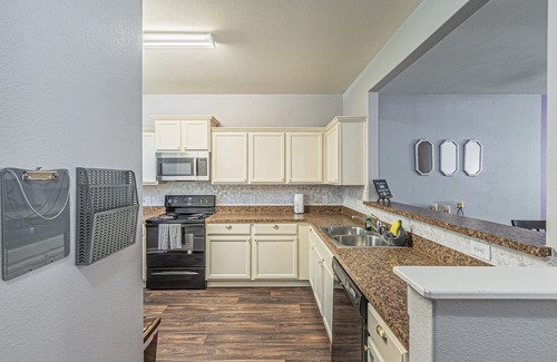 Dallas Casa | DFW Perfect Home with Garage Parking, Gated Yard,Business Amenities,Arcade game!