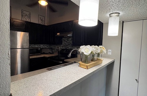 Bedford Casa | DFW Townhome w/Garage access 15 min from airport