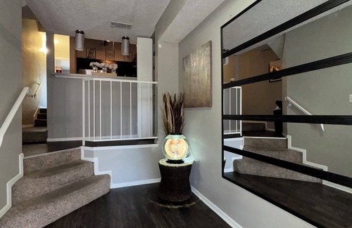 Bedford Casa | DFW Townhome w/Garage access 15 min from airport