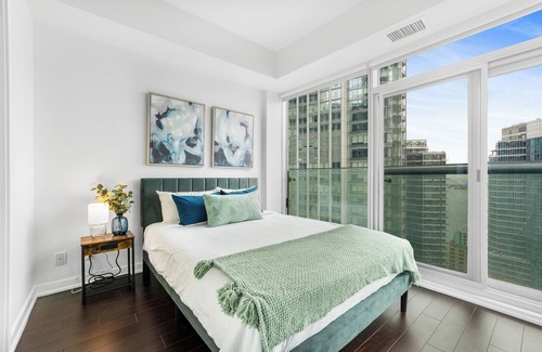 Downtown Toronto Hotel | Diamond Collection- 2 & 3 Bedroom Suites