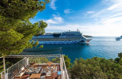 Lozica Casa | Diamond Sea - Vacation House with Private Parking and a Big Terrace over the Sea