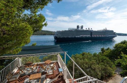 Lozica Casa | Diamond Sea - Vacation House with Private Parking and a Big Terrace over the Sea