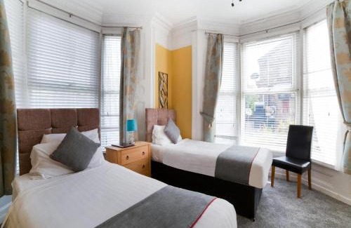 York Cama Y Desayuno | Diamonds Villa near York Hospital
