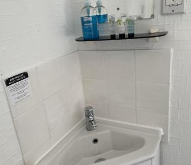 York Cama Y Desayuno | Diamonds Villa near York Hospital