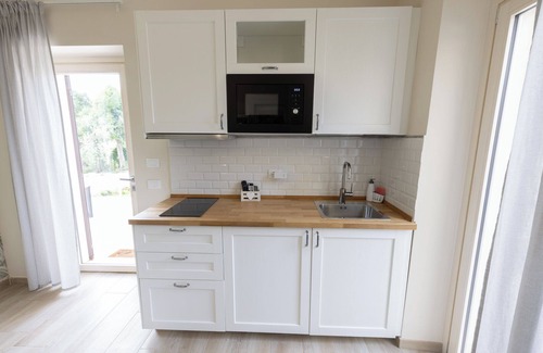 Tragliatella Apartamento | Diana studio apartment, fully equipped, in a relaxing corner of greenery