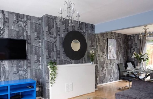 Crawley Casa | Dickens House Close 15min from Gatwick