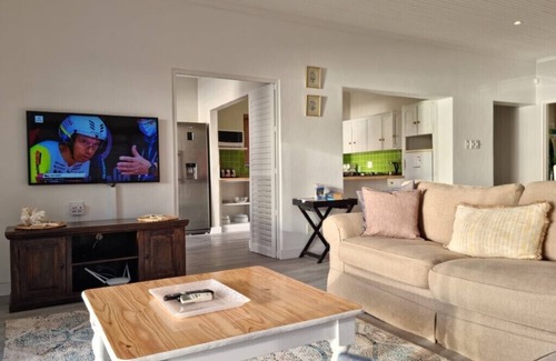 Gordons Bay Central Casa | 'Die Braaihuis', 3 Bedroom Vacation home with indoor braai overlooking the beach