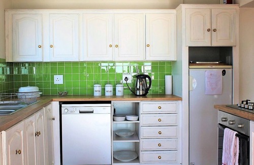 Gordons Bay Central Casa | 'Die Braaihuis', 3 Bedroom Vacation home with indoor braai overlooking the beach