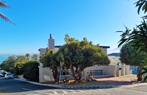 Gordons Bay Central Casa | 'Die Braaihuis', 3 Bedroom Vacation home with indoor braai overlooking the beach
