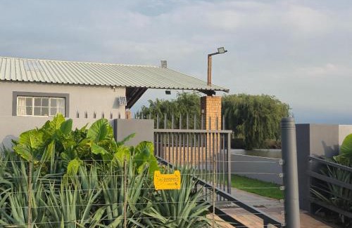 Govan Mbeki Apartamento | Die Damhuis by Heybert