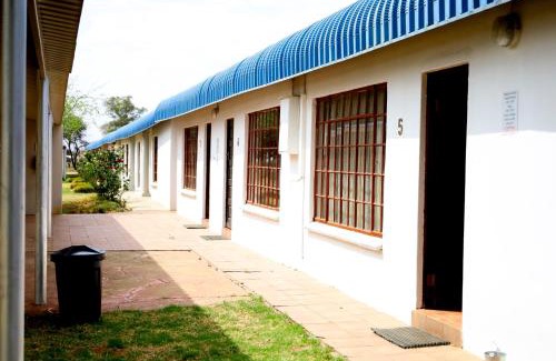 Maquassi Hills Casa | Die Geel Huis Guesthouse