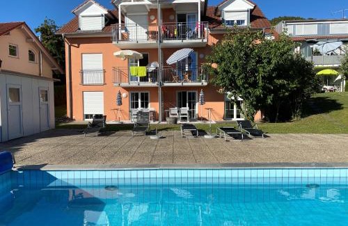 Ludwigshafen Apartamento | Die Seeblume - Ferienwohnung mit Pool und Seeblick