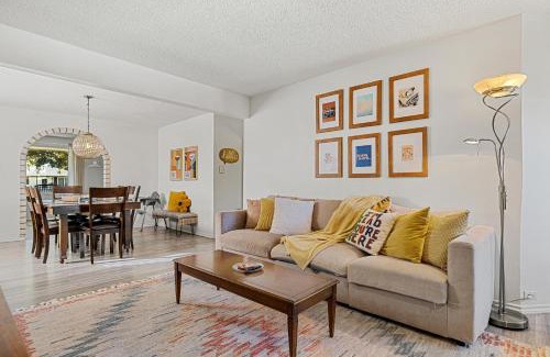 Forest Lawn Casa | Digital Nomad's Calgary Inner City Gem 3Bd, 5Bed, Sleeps 8, Main Level