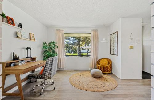 Forest Lawn Casa | Digital Nomad's Calgary Inner City Gem 3Bd, 5Bed, Sleeps 8, Main Level