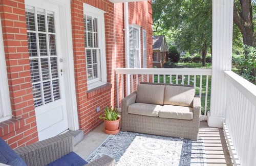 Evansville Apartamento | Digs 1: Charming Open Concept 2BDRM, 1st Floor + Parking