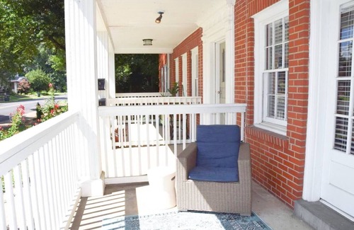 Evansville Apartamento | Digs 1: Charming Open Concept 2BDRM, 1st Floor + Parking