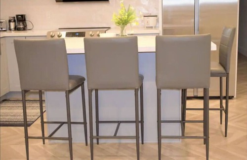 Dimond Casa | Dimond Abode; Modern Family Vacation Rental in Oakland | Steps from Markets & Cafés