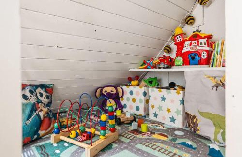 Sentrum Casa | Dinbnb Apartments I Family Dream in Bergen I Playroom I Private Garden