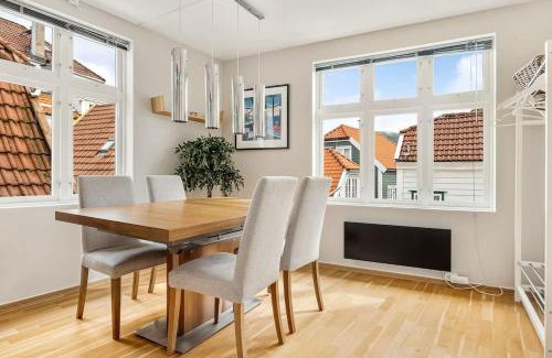 Bergen City Centre Apartamento | Dinbnb Apartments I Historical Two-Floor Apartment with Rooftop Panorama I 1645 Heritage