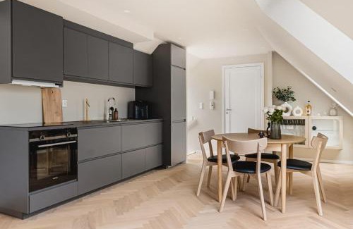 Bergen City Centre Casa | Dinbnb Apartments I Mid-City Luxury with Mini Balcony and Smart TV & Sound System