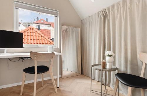 Bergen City Centre Casa | Dinbnb Apartments I Mid-City Luxury with Mini Balcony and Smart TV & Sound System
