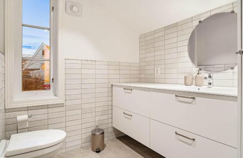 Sandviken Casa | DINBNB Homes l Charming 2-Bedroom Home by the Sea Cozy