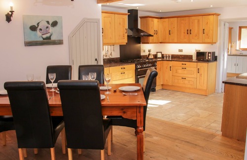 Pontesbury Cabaña | DINGLE COTTAGE, pet friendly, with hot tub in Stiperstones