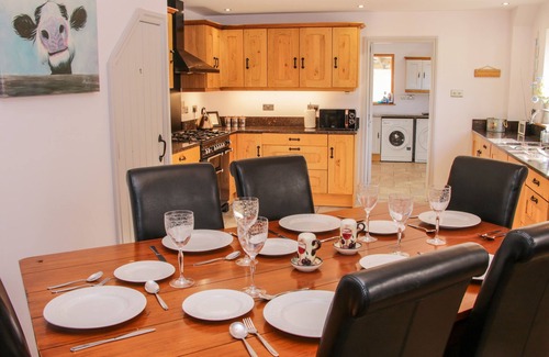 Pontesbury Cabaña | DINGLE COTTAGE, pet friendly, with hot tub in Stiperstones