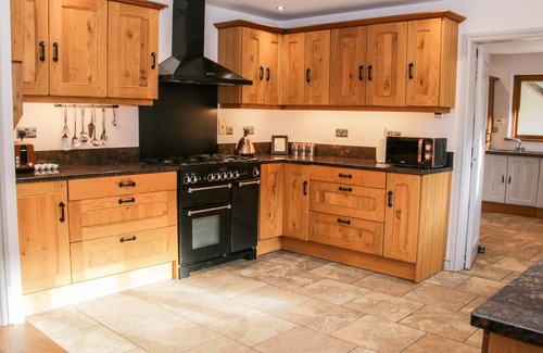 Pontesbury Cabaña | DINGLE COTTAGE, pet friendly, with hot tub in Stiperstones